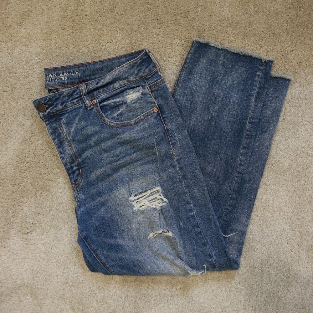 AE Tomgirl Distressed Jeans